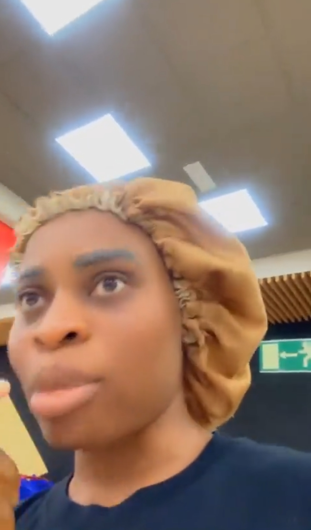 “¿Por qué no has buscado en los bolsos de otras personas, pero estás buscando en el mío?” ? Una mujer nigeriana se enfrenta a un trabajador de un supermercado en España