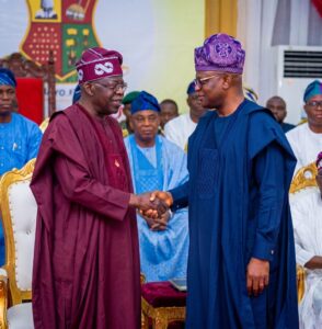 Tinubu-saluda-a-Adesola-Adeduntan-en-su-toma-de-posesion.jpeg