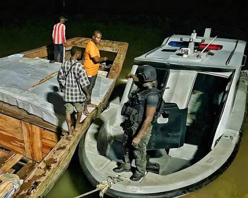 Tropas-interceptan-en-Bayelsa-una-embarcacion-que-transportaba-5000-sacos.jpg