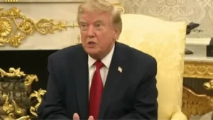 Trump-dice-que-esta-poniendo-su-nombre-a-los-proyectos.webp