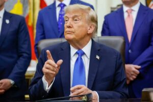 Trump-regala-45000-dolares-en-efectivo-a-tres-asesores-de.jpg