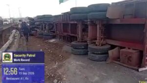 Un-camion-contenedor-se-estrella-en-la-autopista-Lagos-Ibadan-tres.jpg
