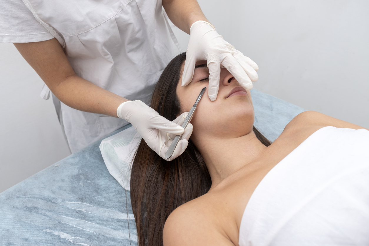 El dermaplaning es bueno para tu rostro