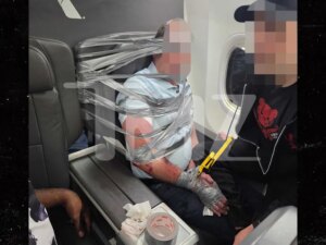 Hombre-atado-con-cinta-adhesiva-al-asiento-de-un-vuelo.jpg