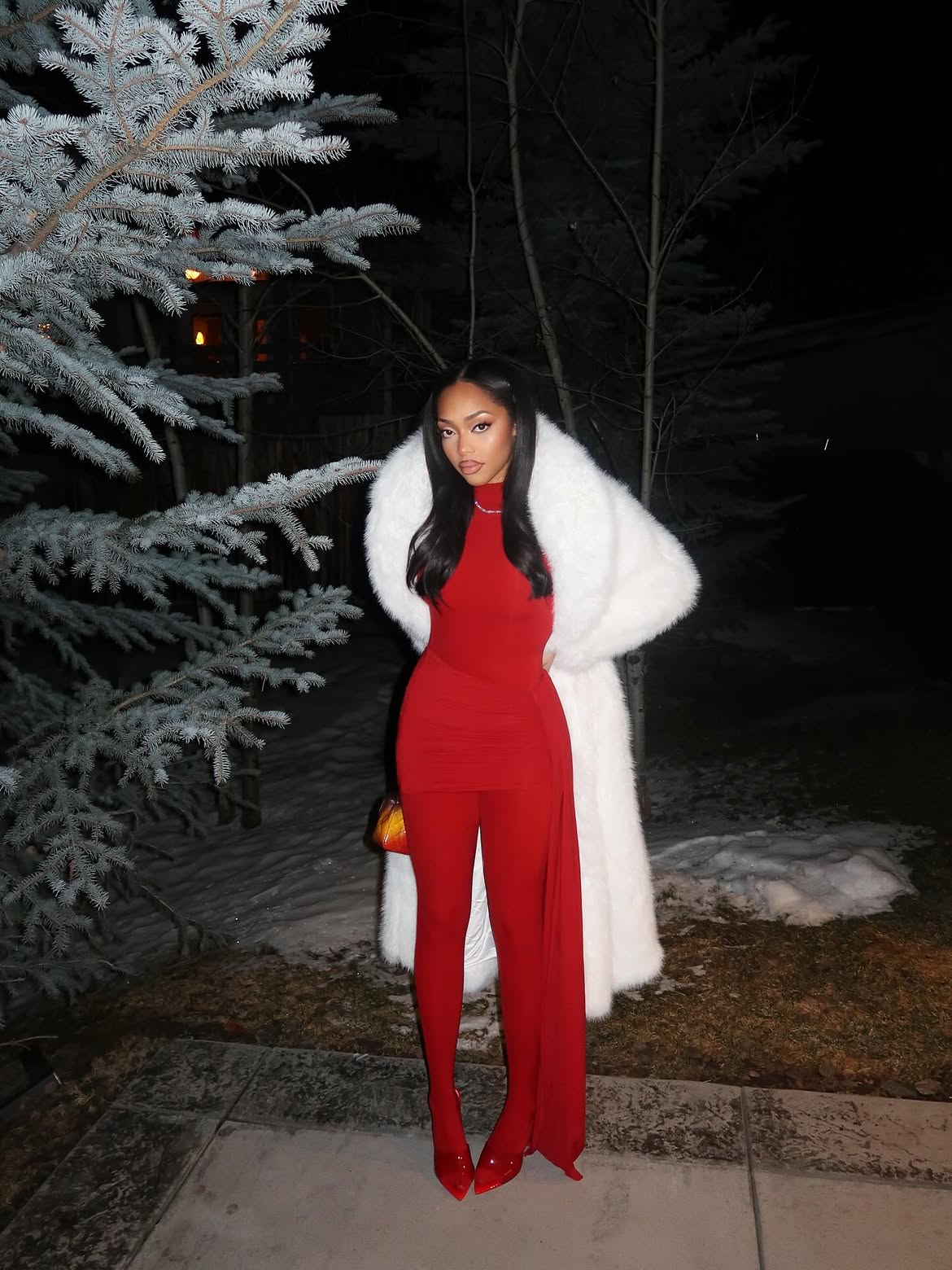 mujer vestida con traje rojo escarlata con bata blanca para el otoño