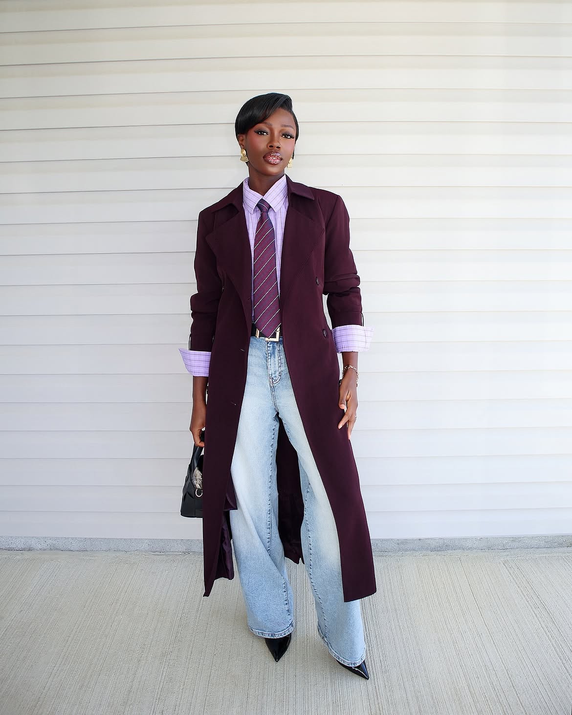Mujer vistiendo abrigo morado real ciruela con jeans para otoño