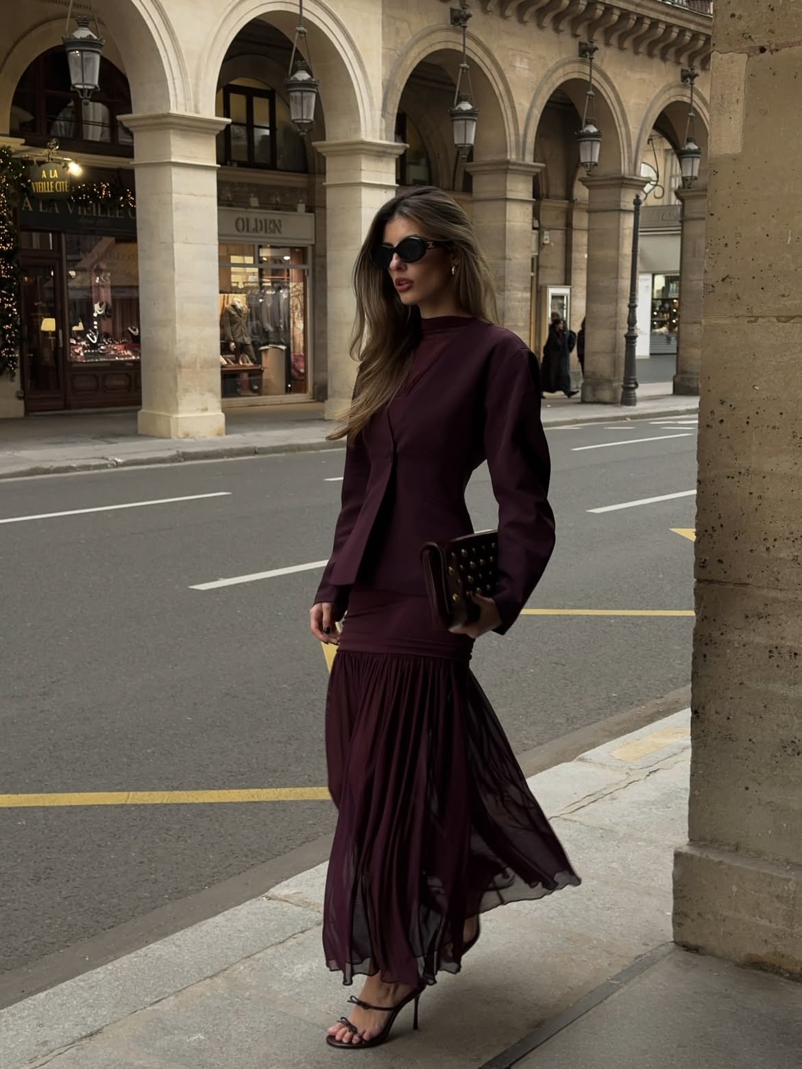 mujer vestida con traje de color púrpura real y ciruela para el otoño