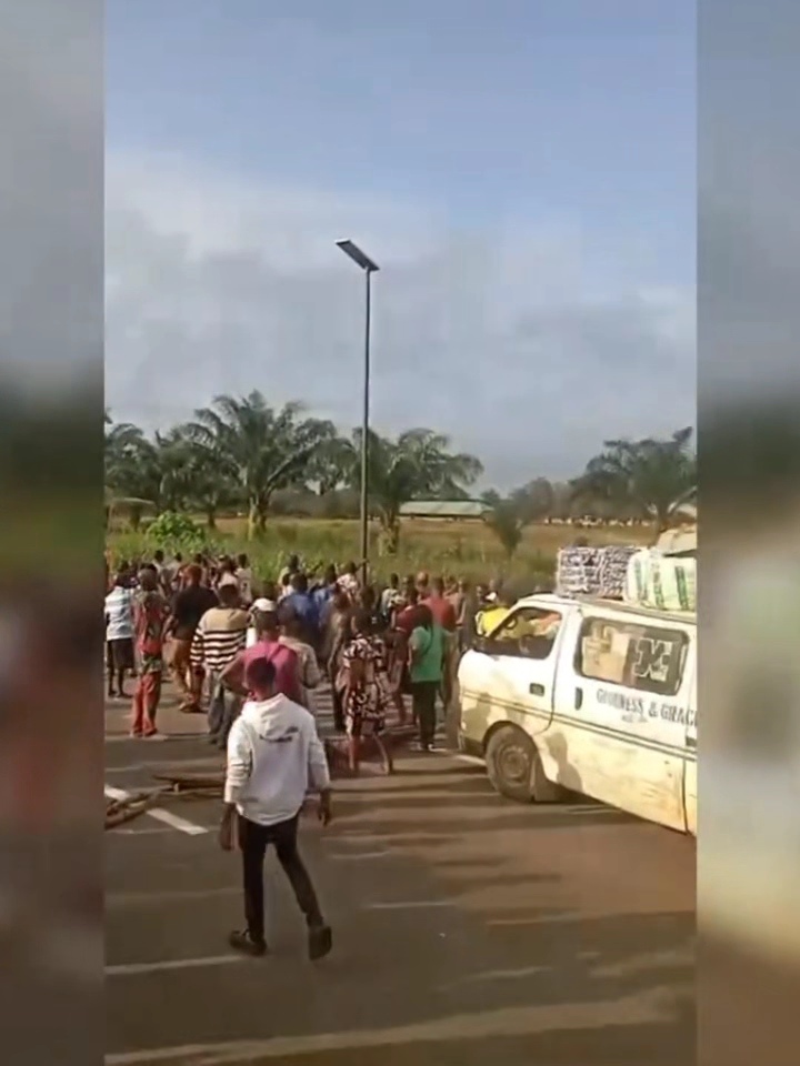 Miembros del cuerpo, conductor y otros pasajeros secuestrados durante un viaje (video)