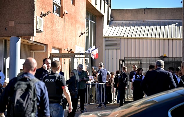 Un estudiante francés de 14 años 'dispara al director y al profesor con una escopeta después de separarse de su novia'