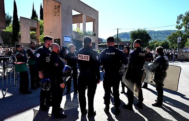 Un estudiante francés de 14 años 'dispara al director y al profesor con una escopeta después de separarse de su novia'