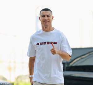 Cristiano-Ronaldo-sonrie-en-su-regreso-a-los-entrenamientos-de.jpg