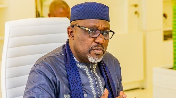 2027-Eres-arrogante-Okorocha-golpea-al-gobernador-de-Imo-Hope.jpg