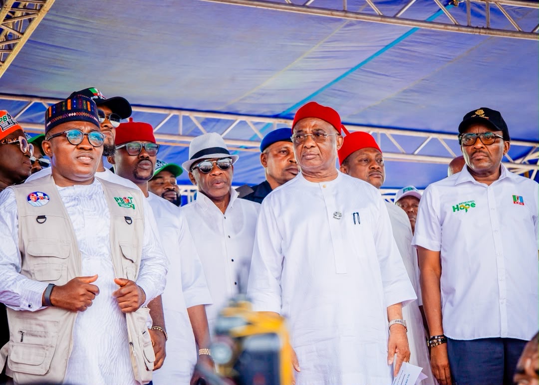 Tompolo lleva el movimiento puerta a puerta de PBAT a Owerri y despliega 30 vehículos de campaña mientras Uzodimma apoya la candidatura de Tinubu para 2027.