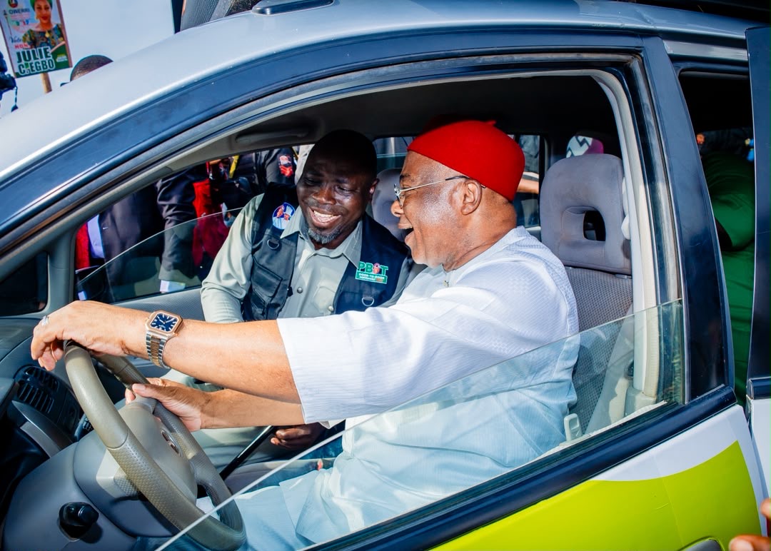 Tompolo lleva el movimiento puerta a puerta de PBAT a Owerri y despliega 30 vehículos de campaña mientras Uzodimma apoya la candidatura de Tinubu para 2027.