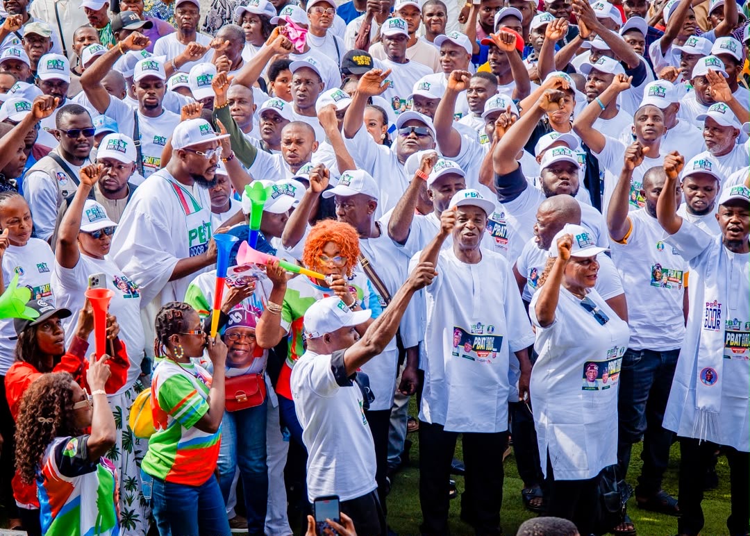 Tompolo lleva el movimiento puerta a puerta de PBAT a Owerri y despliega 30 vehículos de campaña mientras Uzodimma apoya la candidatura de Tinubu para 2027.