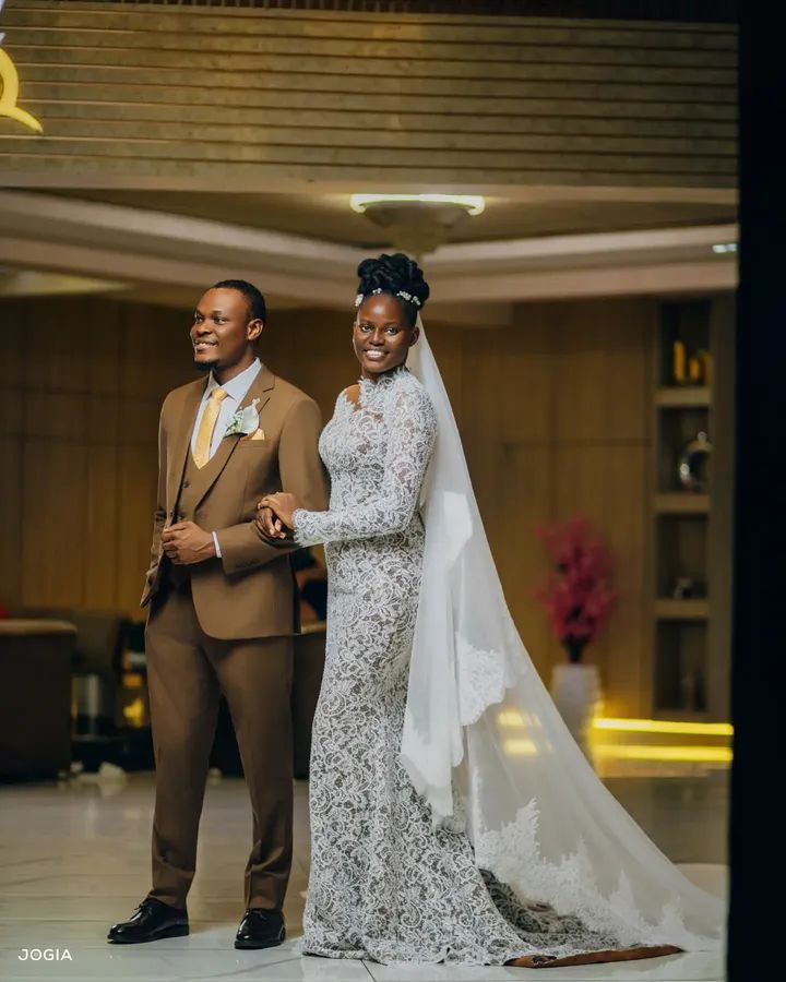 Es anticristiano y sexualmente provocativo: un hombre nigeriano critica el vestido de novia de la novia de Deeper Life