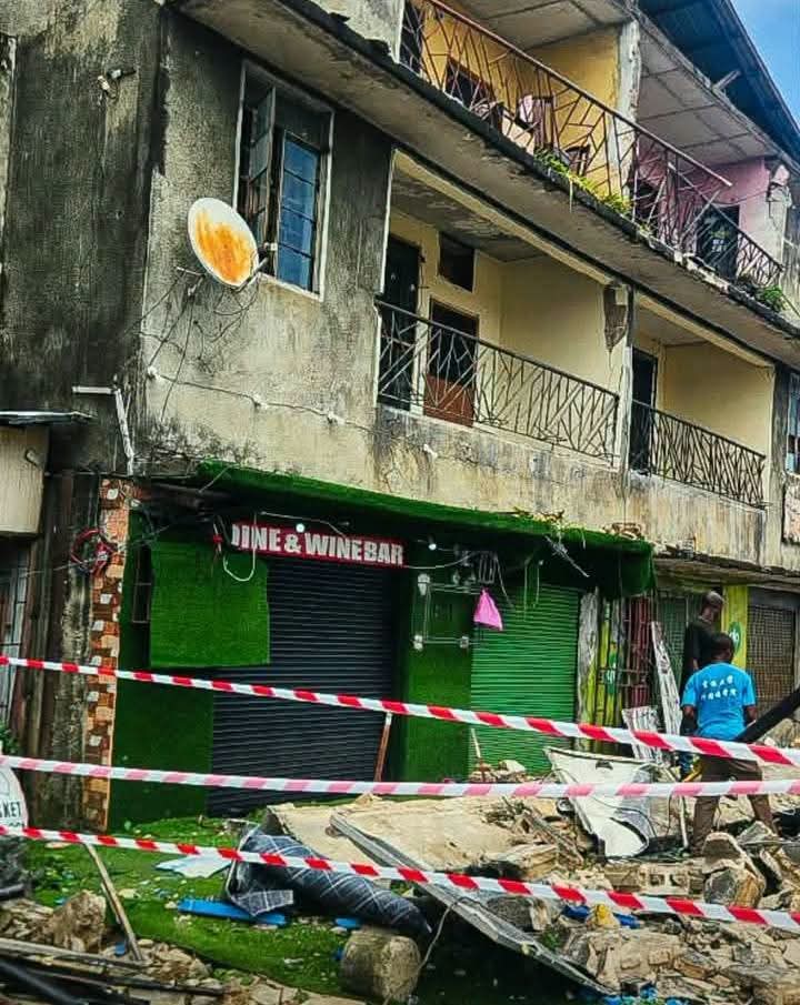 Cuatro heridos en el derrumbe de un edificio de 60 años en Rivers