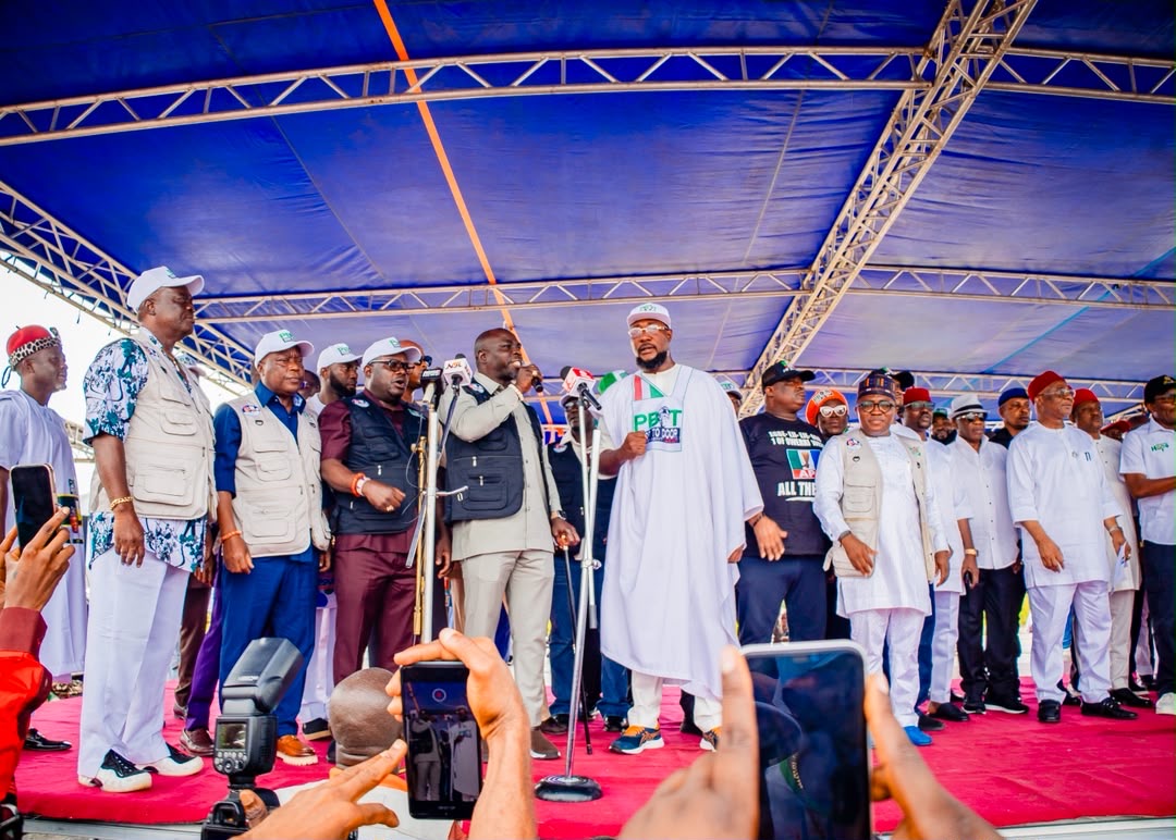 Tompolo lleva el movimiento puerta a puerta de PBAT a Owerri y despliega 30 vehículos de campaña mientras Uzodimma apoya la candidatura de Tinubu para 2027.