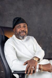 A-sus-44-anos-el-Dr-Adekunle-Abdul-esta-redefiniendo.jpeg