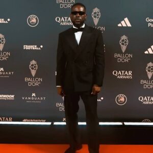 Adekunle-Gold-brilla-en-la-alfombra-roja-del-70-Balon.jpeg