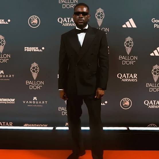 Adekunle-Gold-brilla-en-la-alfombra-roja-del-70-Balon.jpeg
