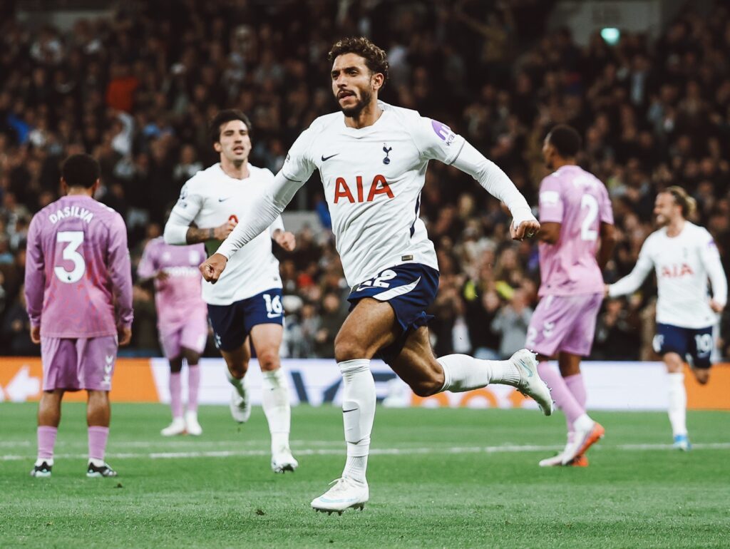 Awoniyi-y-Onyeka-en-accion-cuando-los-Spurs-vencieron-a.jpeg