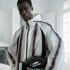 Balenciaga-revela-su-campana-de-ropa-de-esqui-2026-bajo.jpg