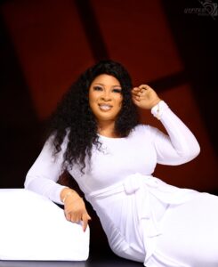 Bidemi-Kosoko-Biografia-Edad-Marido-Madre-Valor-neto.jpg
