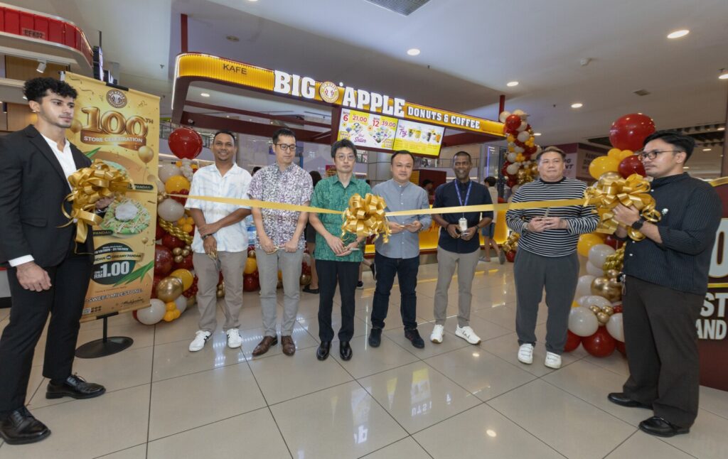 Big-Apple-Donuts-Coffee-abre-su-tienda-numero-100.jpeg