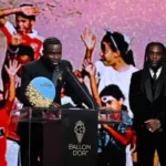 Burna-Boy-entrega-a-Saka-el-prestigioso-premio-Socrates-en.webp
