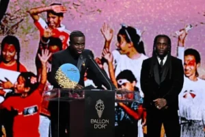 Burna-Boy-entrega-a-Saka-el-prestigioso-premio-Socrates-en.webp