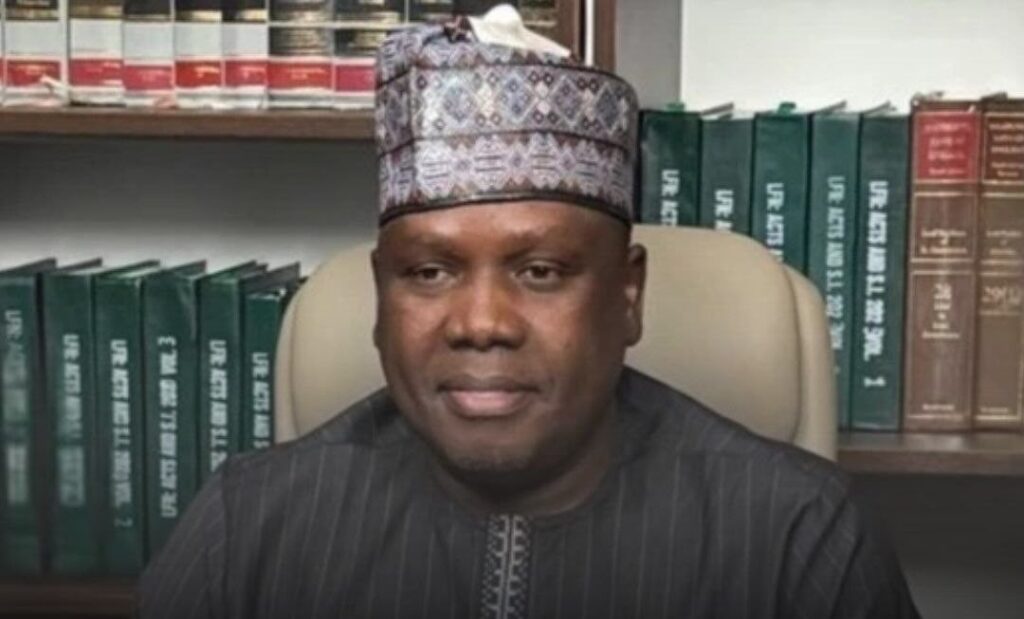 Bwala-admite-que-las-reformas-de-Tinubu-empujaron-a-mas.jpg