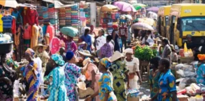 CBN-Los-nigerianos-suspenden-inversiones-y-compra-de-viviendas-a.webp