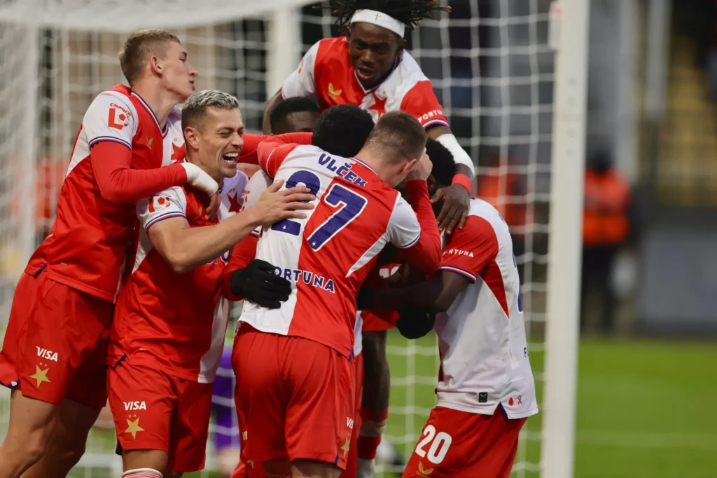 Checo-Suleiman-y-Ayaosi-inspiran-al-Slavia-Praga-a-una.webp