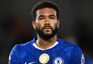El-capitan-del-Chelsea-Reece-James-se-somete-a-una.webp