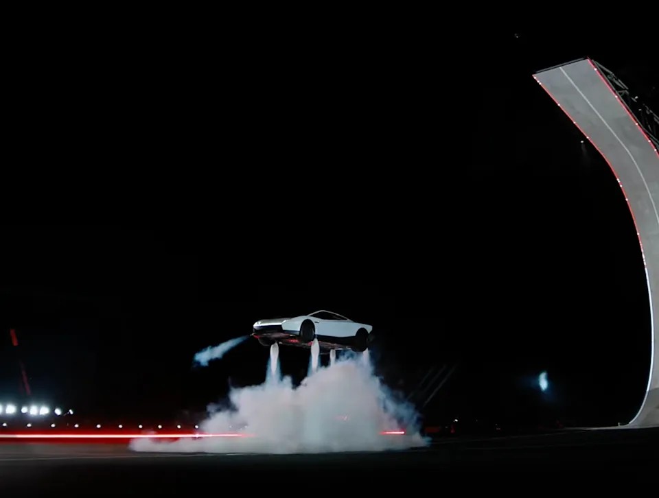 El-evento-Tesla-Roadster-termina-con-un-Roadster-con-propulsores.jpg