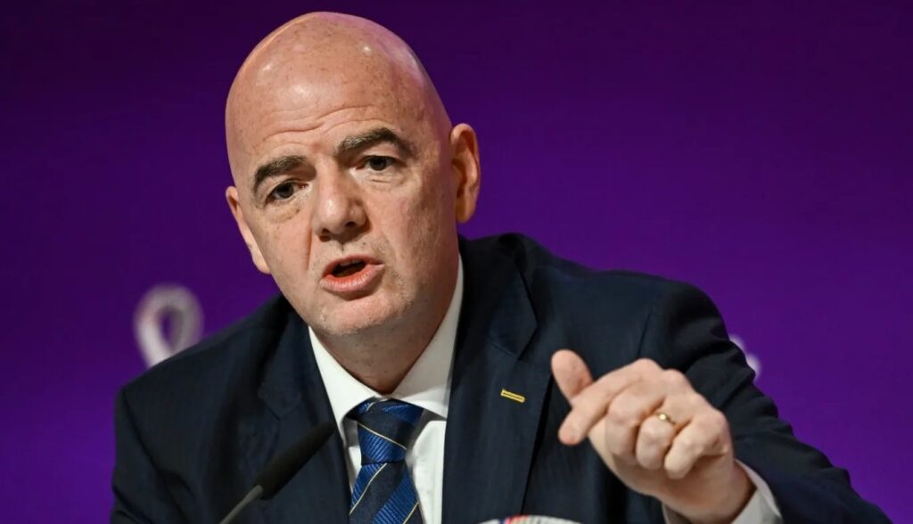 En-medio-del-escrutinio-el-presidente-de-la-FIFA-Infantino.jpg