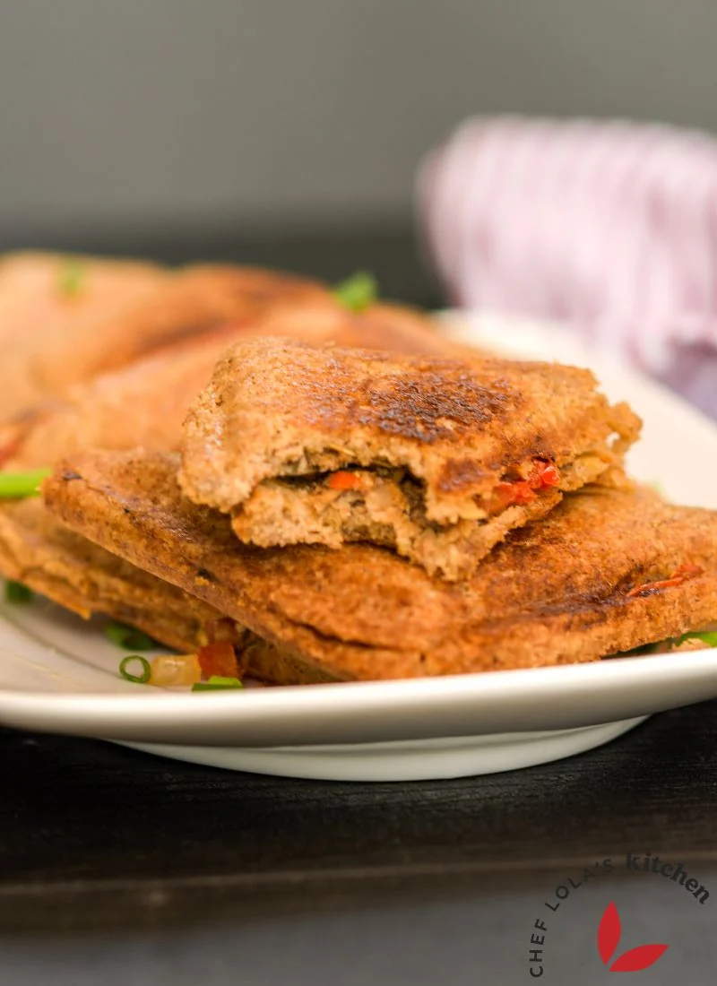 Pan tostado con relleno de pescado perfecto para desayuno, comida o merienda ligera.