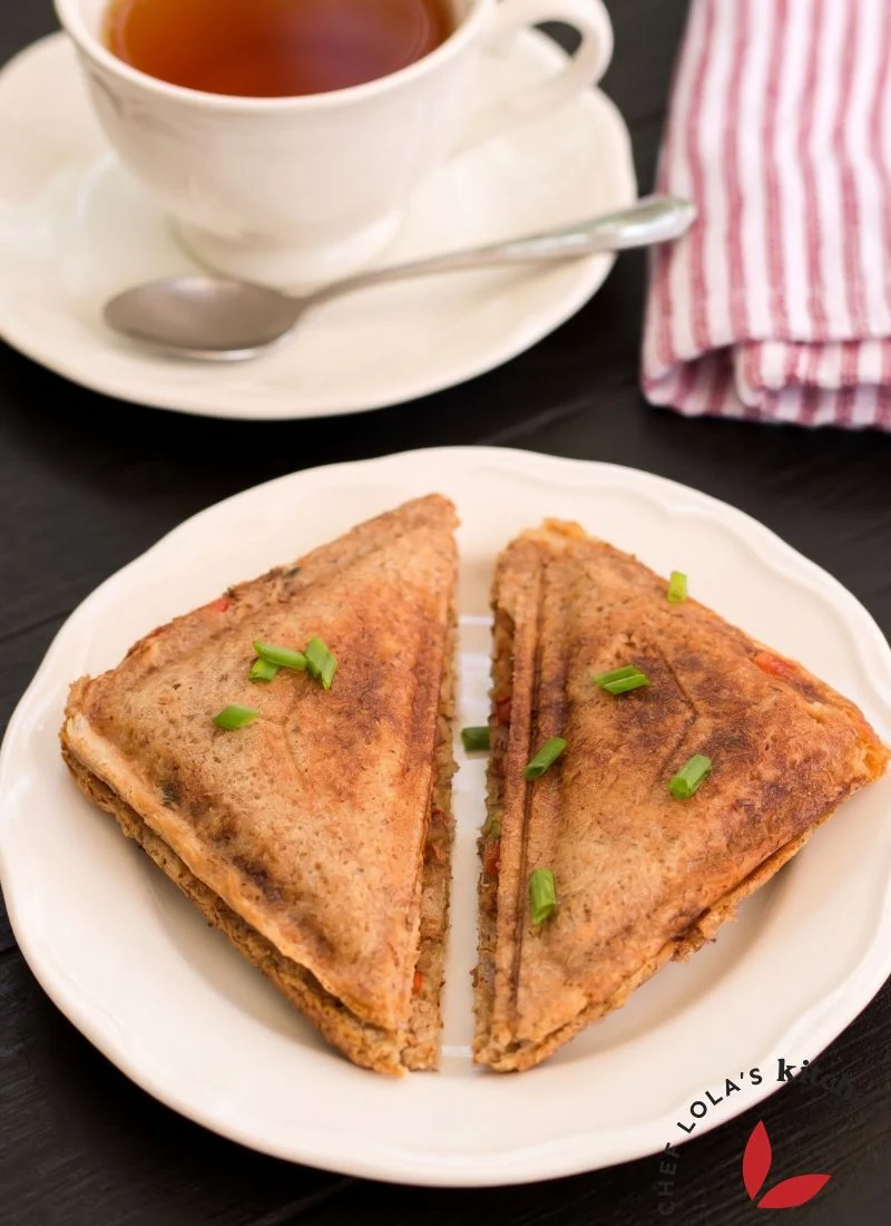 Pan tostado crujiente relleno de sabroso pescado para un refrigerio satisfactorio.
