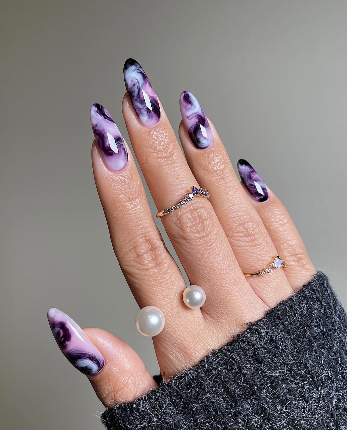 diseños de uñas moradas en otoño
