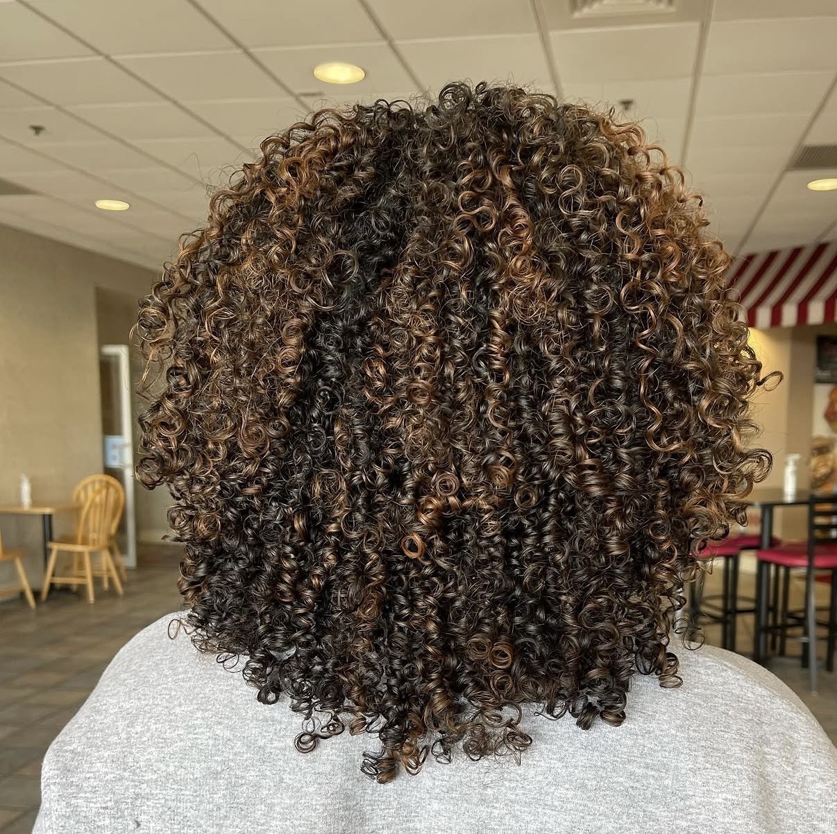 Mechas naturales para cabello castaño oscuro