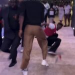 Guardia de seguridad de Kizz Daniel tira al suelo a reportero tras intentar entrevistar al cantante (video)