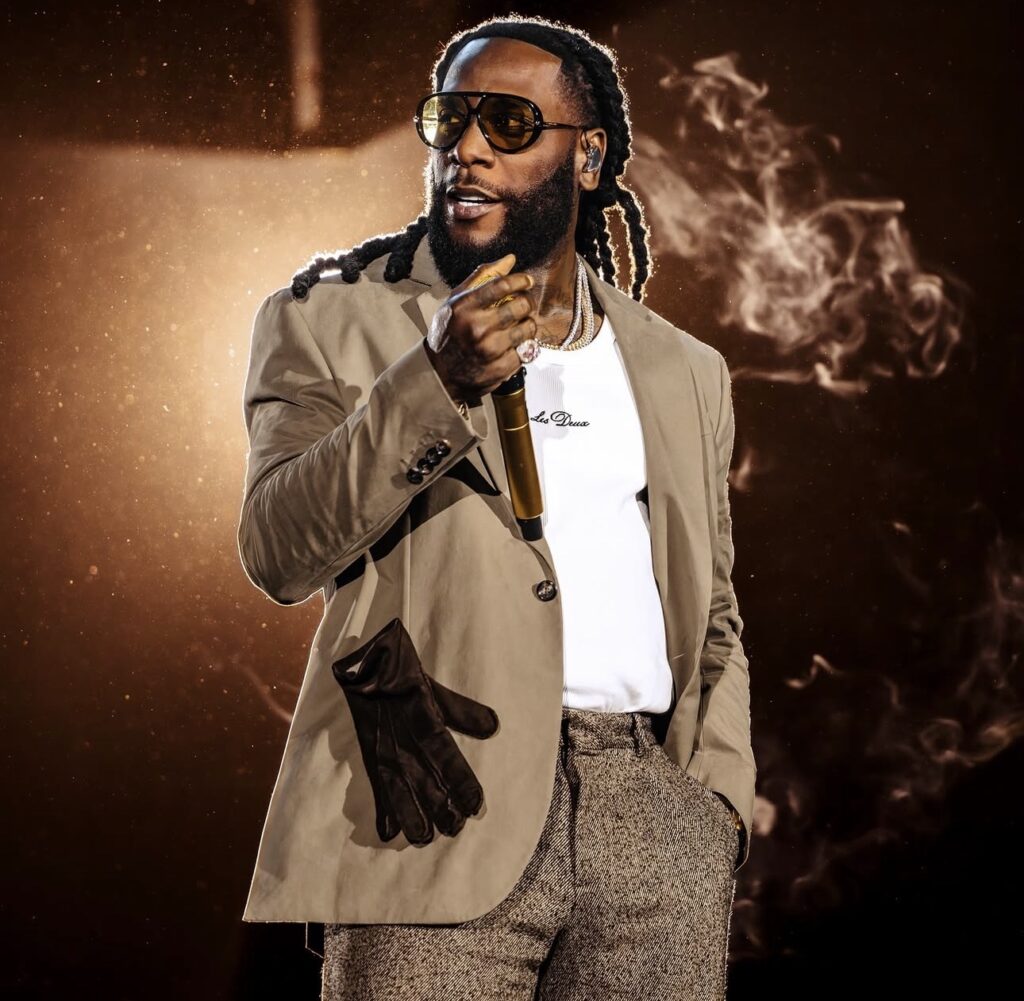 El-cantante-Burna-Boy-entrega-el-Premio-Socrates-a-Bukayo.jpeg