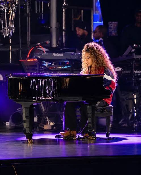 La-hija-de-Jay-Z-Blue-Ivy-se-une-a-el.jpeg