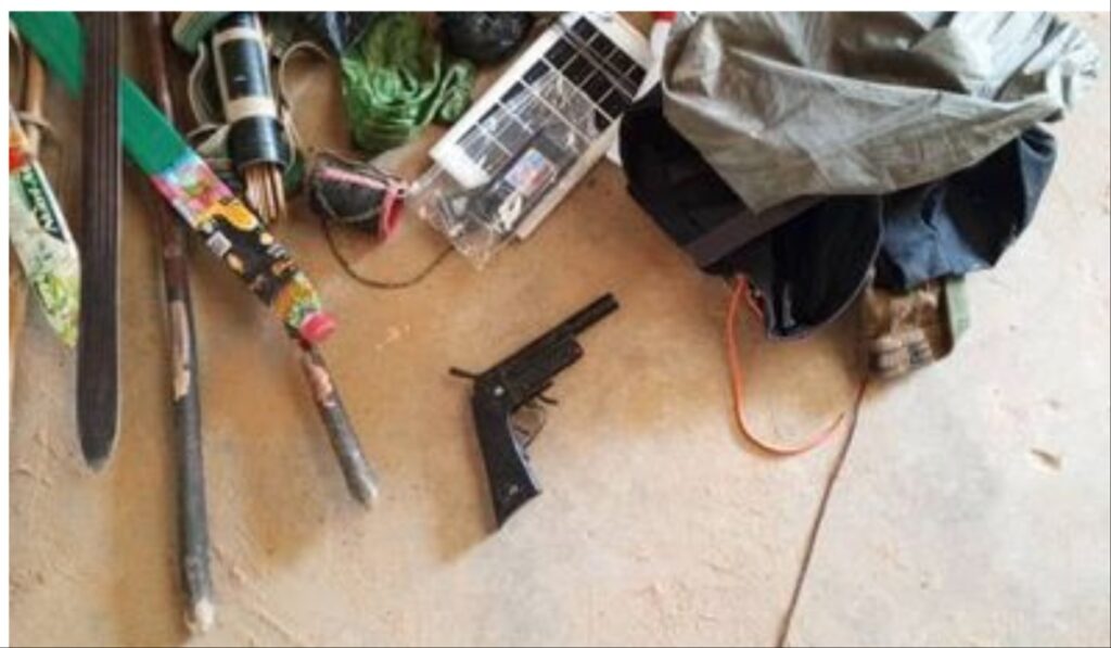 La-policia-arresta-a-tres-sospechosos-con-pistolas-y-municiones.jpg