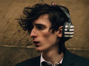 Los-auriculares-Thom-Browne-de-Bose-llevan-la-cachemira-a.jpg