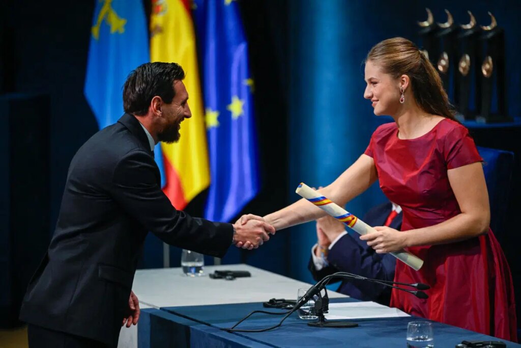 Messi-recibe-el-principal-galardon-espanol-por-heredero-al-trono.jpg