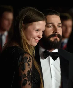 Mia-Goth-solicita-el-divorcio-de-Shia-LaBeouf-tras-una.webp