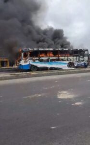 Multitud-ataca-a-conductor-de-BRT-y-quema-autobus-por.jpg