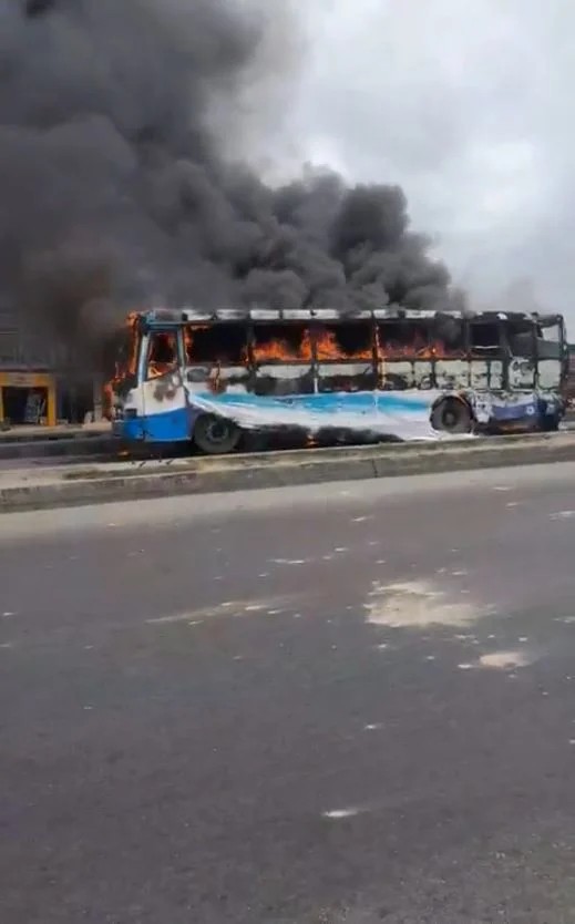 Multitud-ataca-a-conductor-de-BRT-y-quema-autobus-por.jpg
